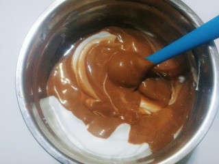 7、奥利奥奶油盒子蛋糕,再把拌好的可可蛋糊全部倒入剩下的蛋白霜中再次翻拌均勺；（手法翻拌，切拌，不能画圈搅拌哦）