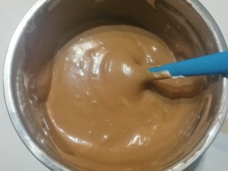 8、奥利奥奶油盒子蛋糕,翻拌至均匀后的可可蛋糕糊光滑细腻；