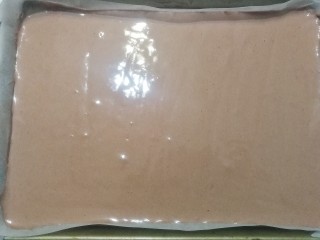 9、奥利奥奶油盒子蛋糕,再把拌好的蛋糕糊倒入烤盘中，轻轻震荡几下用抹刀抹平表面，然后放入预热好的烤箱中层170度烤约25分钟即好；