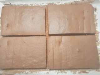 11、奥利奥奶油盒子蛋糕,然后把晾凉的蛋糕，按你所用盒子的尺寸切成合适的大小备用；