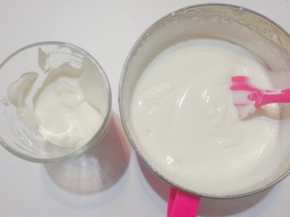 12、奥利奥奶油盒子蛋糕,淡奶油250克加入1.5克食用盐，先打发至出现纹路状，然后分出少许放入玻璃杯中；