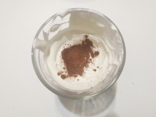 13、奥利奥奶油盒子蛋糕,取少许可可粉加入小份奶油中，继续打发至硬性状态；