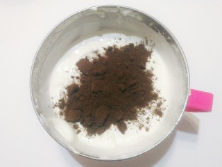 14、奥利奥奶油盒子蛋糕,然后再将适量奥利奥饼干粉加入大份奶油中，继续打发至硬性状态；