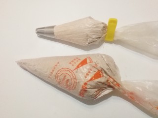 15、奥利奥奶油盒子蛋糕,把两份打发的的奶油分别装入裱花袋，小份的先装上一个裱花嘴；