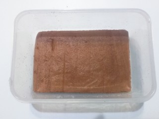 16、奥利奥奶油盒子蛋糕,接着取一片蛋糕放入盒子中，刷上一层糖酒液；（可以不刷，这是个人喜好）