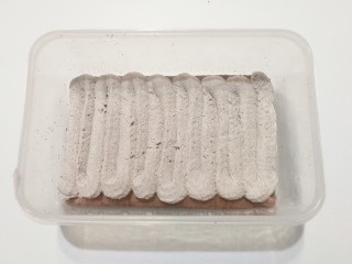 17、奥利奥奶油盒子蛋糕,接着挤上一层粤利奥奶油，再铺一层蛋糕片；（我铺的三片两层奶油夹心）