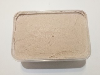 18、奥利奥奶油盒子蛋糕,最上面一层奶油挤好后用抹刀抹平；