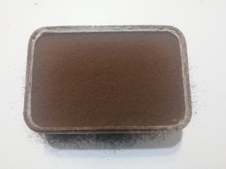 19、奥利奥奶油盒子蛋糕,然后再筛上一层奥利奥饼干粉；