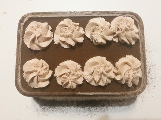 20、奥利奥奶油盒子蛋糕,最后再把小份可可奶油随意挤出几朵奶油花，中间摆上几块奥利奥饼干就OK啦！（冷藏一晚口感更佳）