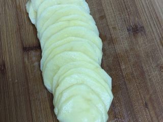 1、火腿芝士烤土豆片,土豆去皮洗净切薄片。