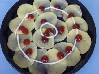 4、火腿芝士烤土豆片,挤上番茄酱和沙拉酱。