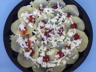 5、火腿芝士烤土豆片,铺上马苏里拉。