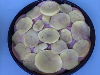7、火腿芝士烤土豆片,再铺上一层土豆片。