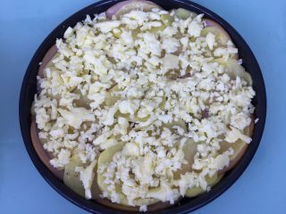 8、火腿芝士烤土豆片,铺上一层马苏里拉。