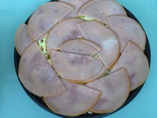 9、火腿芝士烤土豆片,再铺上一层火腿片。