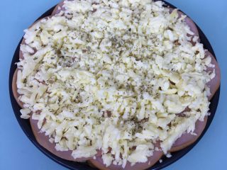 10、火腿芝士烤土豆片,最后再铺上一层厚厚的马苏里拉，撒上少许披萨草。