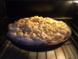 11、火腿芝士烤土豆片,送入事先预热好的烤箱中层，上下火200度，20分钟左右。