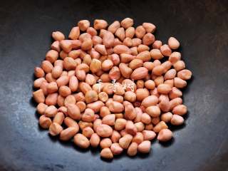 1、香酥油炸花生米,花生米150克放入锅内。