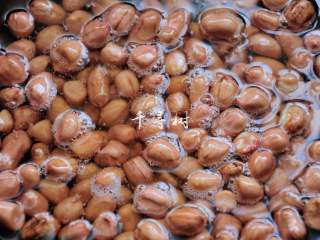 3、香酥油炸花生米,随着温度的上升，花生米周围开始出现细小的泡泡。