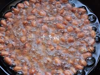 4、香酥油炸花生米,炸的过程中要用漏勺或是锅铲一直轻轻推动花生米，因为花生米比较沉，贴着锅底的部分容易过热，不停推动可以让花生米整体受热均匀。温度慢慢上升后，花生米周围的气泡也越来越多，因为花生米中的水汽都被蒸发了出来。 花生米在锅里噼里啪啦的响。