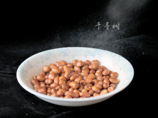 6、香酥油炸花生米,向刚出锅的花生米喷白酒，也可以用勺子撒，喷壶喷的话比较均匀，高度白酒遇热就挥发了，几乎不会残留酒味儿，通过这个步骤可以让花生米更容易保持香酥。