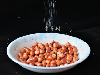 7、香酥油炸花生米,趁热撒盐，花生米凉透了再撒盐挂不住，盘子里花生是花生，盐是盐，粘不到花生米表面。