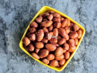 9、香酥油炸花生米,小小一碟，却非常耐吃。