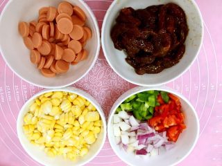 1、黑椒牛柳披萨,准备各种食材，切丁备用。