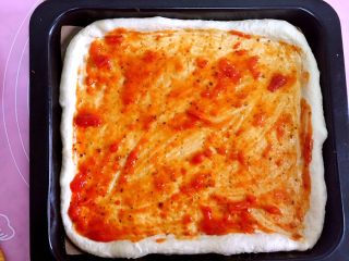 3、黑椒牛柳披萨,面饼上用叉子扎小洞，涂上披萨酱。