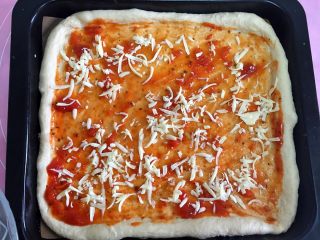 4、黑椒牛柳披萨,撒上马苏里拉芝士条。