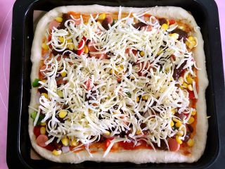 5、黑椒牛柳披萨,撒上各种蔬菜和腌制过的牛柳，再撒一层芝士。