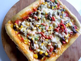 6、黑椒牛柳披萨,烤箱预热，上下火中层200度烤30分钟，厚5分钟在周圈饼皮上刷上鸡蛋液。