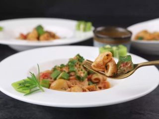 9、一份不正宗的意大利面，但好吃到一人吃三碗！？,这道意面用橄榄油炒，滋味更出众。秋葵的黏液非常有营养，可以促进消化保护胃壁。秋葵滑溜溜的汁流出来，和意面拌匀，吃起来筋道爽滑，用煎过的猴头菇香气烹饪出秋葵的营养，真是超级鲜。