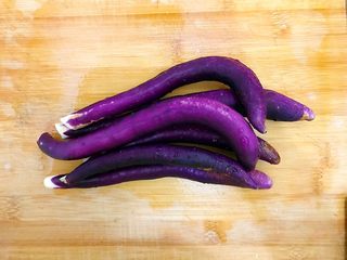 1、金蒜秋葵拌茄子,茄子切去蒂，不用去皮，洗净！