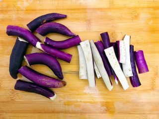 2、金蒜秋葵拌茄子,如图所示，把茄子先切成段，再把段一分为二切开！