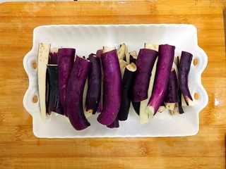 3、金蒜秋葵拌茄子,切好的茄子均匀码在合适的盘子里！