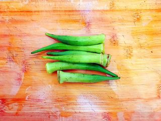 4、金蒜秋葵拌茄子,剪好之后清洗干净！