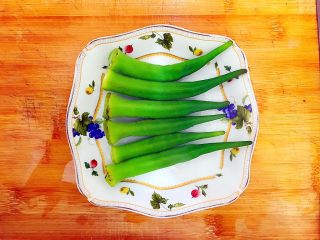 7、金蒜秋葵拌茄子,煮好之后的秋葵捞起，沥干水分，备用！