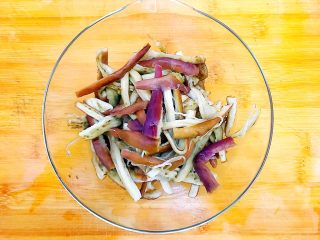 9、金蒜秋葵拌茄子,好了，全部撕好了！