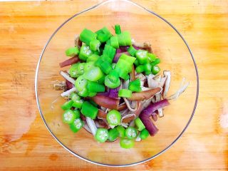 11、金蒜秋葵拌茄子,把切好之后的秋葵倒入放茄子的碗内！