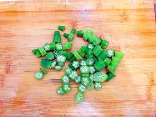 10、金蒜秋葵拌茄子,如图所示，把秋葵全部切成小段！