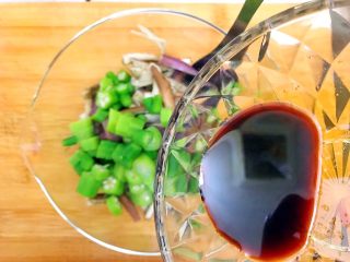 15、金蒜秋葵拌茄子,倒入装秋葵和茄子的碗内！