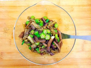 16、金蒜秋葵拌茄子,拌一拌！