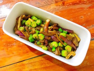 17、金蒜秋葵拌茄子,装入你喜欢的器皿内！