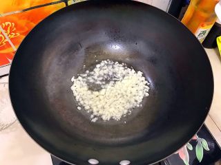 19、金蒜秋葵拌茄子,倒入大蒜，小火煸炒片刻，至香味飘出，大蒜变成微黄色！