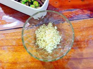 20、金蒜秋葵拌茄子,大蒜炒至如图中这个状态就可以连油一起盛出！