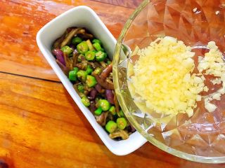 21、金蒜秋葵拌茄子,大蒜连油一起趁热倒入装了秋葵和茄子的器皿内！