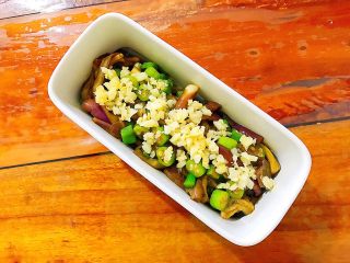 22、金蒜秋葵拌茄子,吃的时候拌一下，哇～不要太好吃哦！