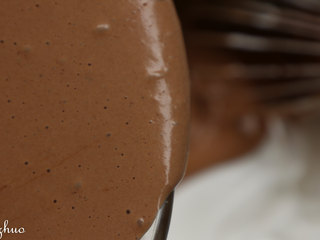 5、拼色慕斯,拌匀的可可糊再倒入剩下的2/3的蛋清中，翻拌匀（这里是翻拌）