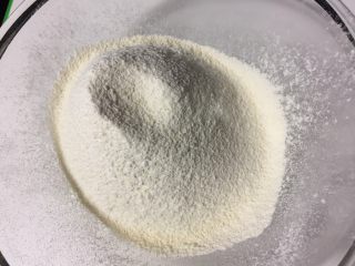 6、凤梨酥,把低粉，奶粉，杏仁粉加入盐混合过筛